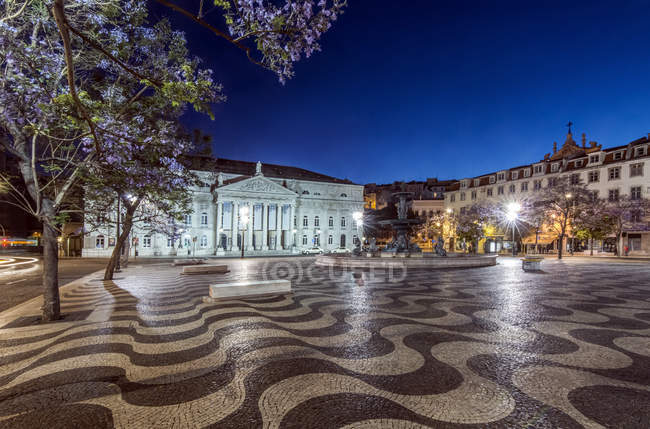 Plaza Rossio iluminada de noche, Lisboa, Portugal - foto de stock