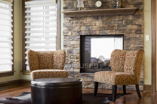 Chairs and fireplace in living room — Stock Photo
