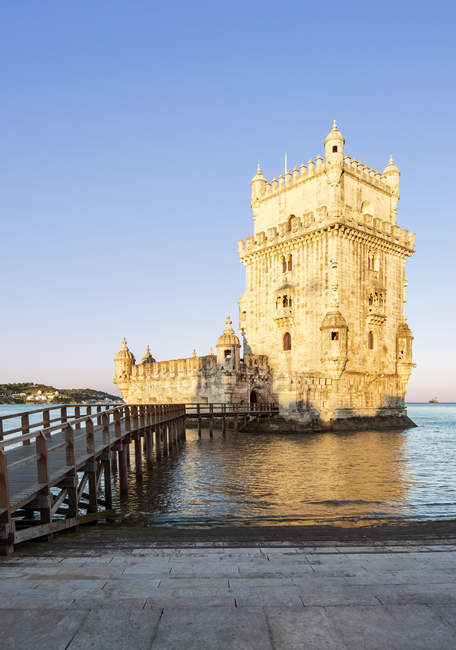 Torre Belem e molo sull'acqua, Lisbona, Portogallo — Foto stock