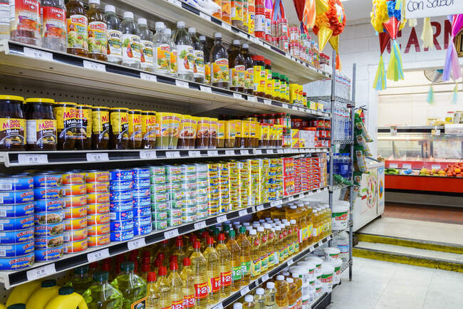 Alimentos en los estantes de la tienda de comestibles - foto de stock