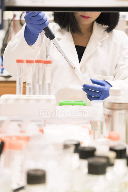 Wissenschaftlerin mit Pipette im Labor — Stockfoto