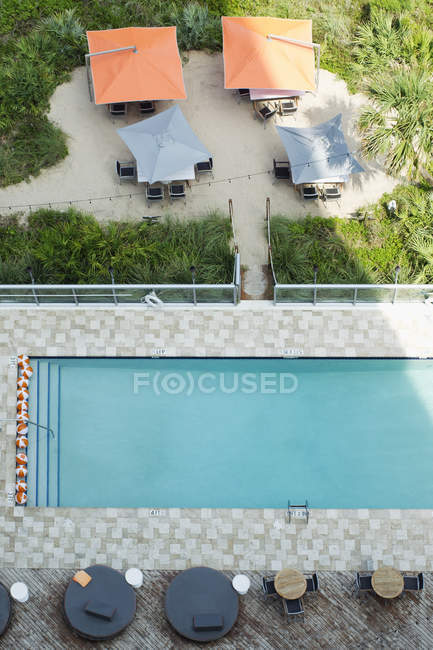 Hochwinkeliger Blick auf die Tische am Hotelpool, Florida, USA — Stockfoto