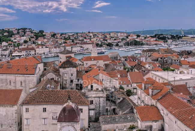 Vista aérea de los tejados y el río de la ciudad, Trogir, Split, Croacia - foto de stock