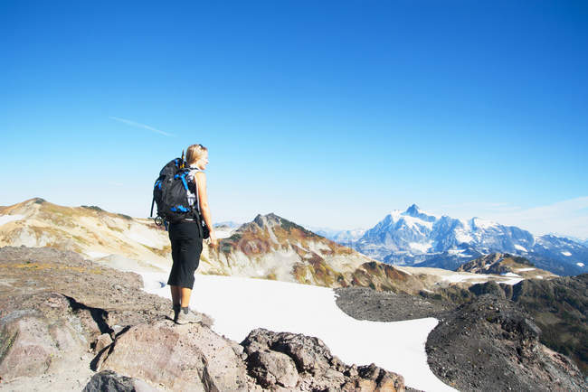 Femme admirant les montagnes dans un paysage isolé sur le Mt Baker, Washington, États-Unis — Photo de stock