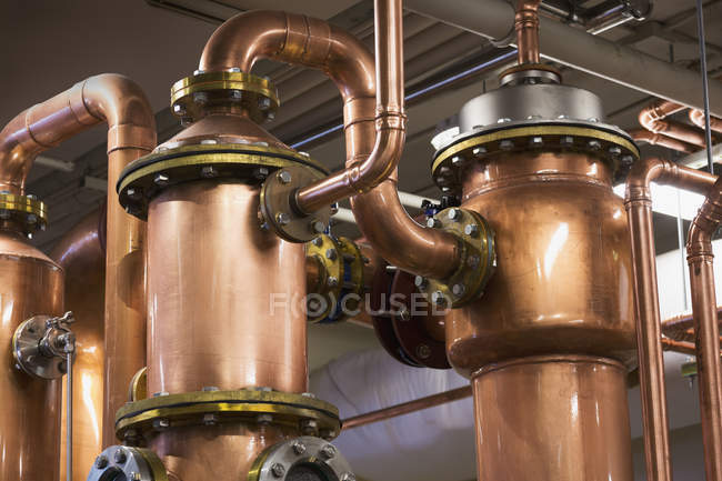 Gros plan de l'équipement d'alambics en cuivre dans une distillerie vintage — Photo de stock