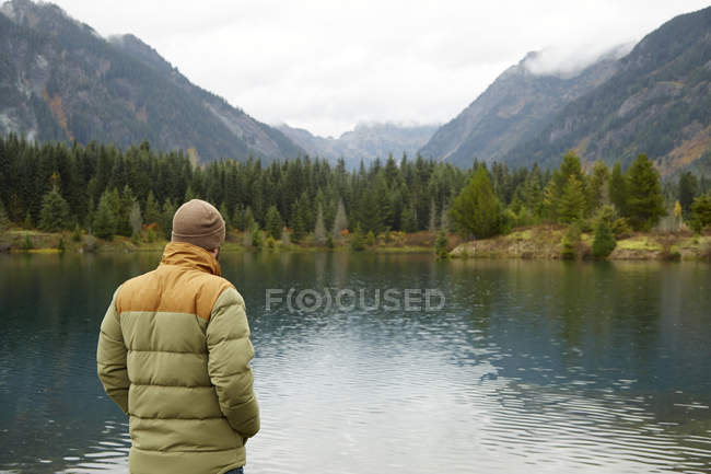 Hiker admiring lake and remote landscape, Washington, USA — Stock Photo