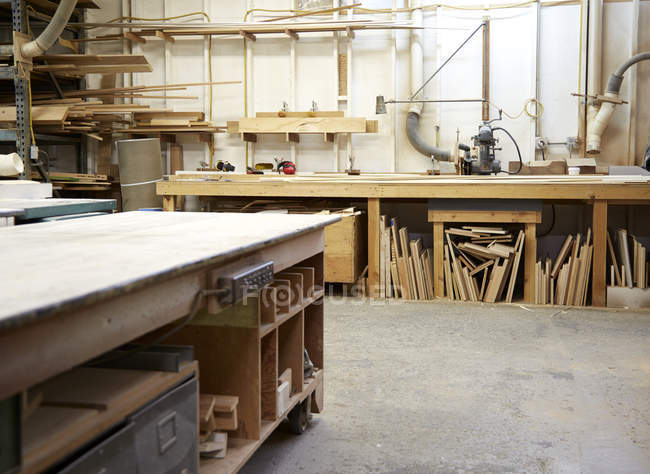 Bois, établi et outils dans l'atelier de menuiserie industrielle — Photo de stock