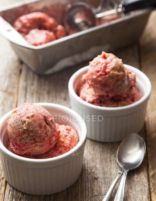 Gros plan sur les bols de crème glacée maison aux fraises biologiques — Photo de stock