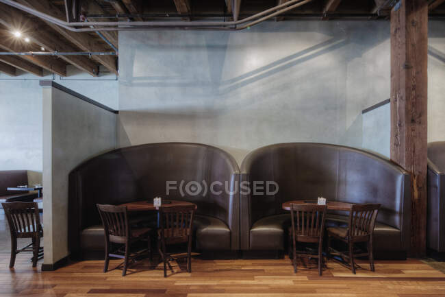 Tables and chairs in empty restaurant — Stock Photo