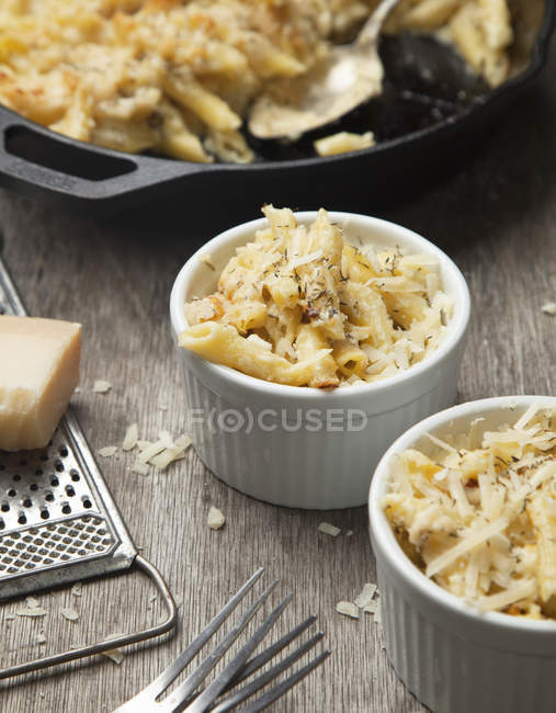 Close-up of macaroni and cheese ramekins on table — Stock Photo