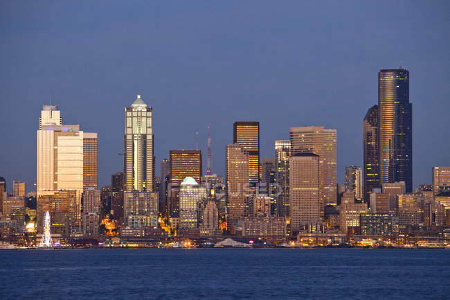 Seattle city skyline on waterfront, Washington, Estados Unidos da América — Fotografia de Stock