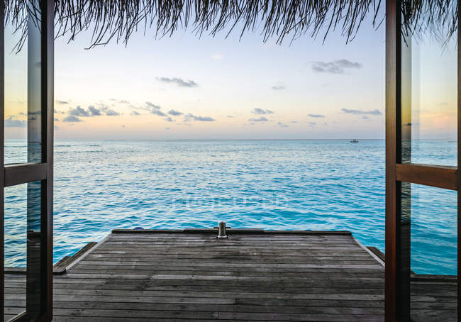 Bacino di legno e oceano al tramonto al resort tropicale, Maschio, Maldive — Foto stock