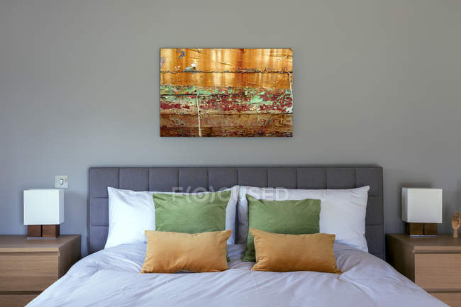 Bed and wall art in modern bedroom, Oxford, Oxfordshire, Inghilterra — Foto stock