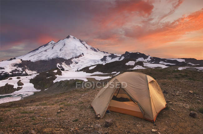 Tenda in campeggio nel paesaggio innevato sul Monte Baker, Washington, USA — Foto stock