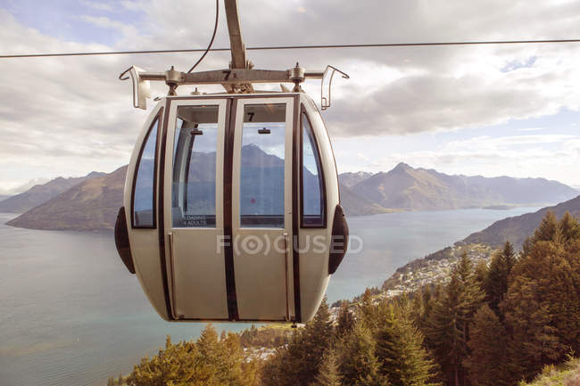 Ski lift overlooking mountains and lake, Queenstown, New Zealand — Stock Photo