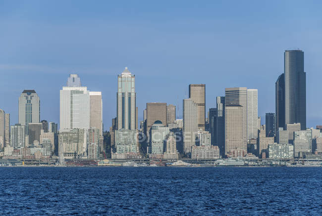 Здания в Seattle city skyline, Washington, США — стоковое фото