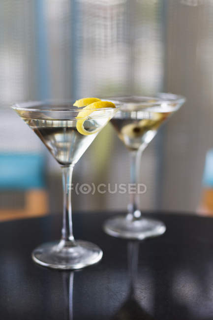 Nahaufnahme von zwei garnierten Cocktails in Gläsern — Stockfoto