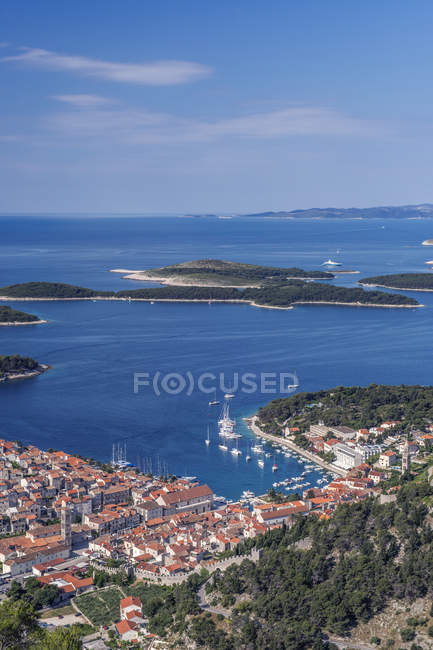 Вид с воздуха на прибрежный город и острова, Хвар, Сплит, Хорватия — стоковое фото