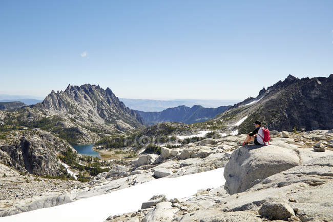 Escursionista che ammira le montagne in un paesaggio remoto, Leavenworth, Washington, USA — Foto stock