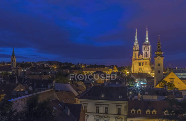 Catedral agujas sobre tejados en paisaje urbano, Zagreb, Croacia - foto de stock