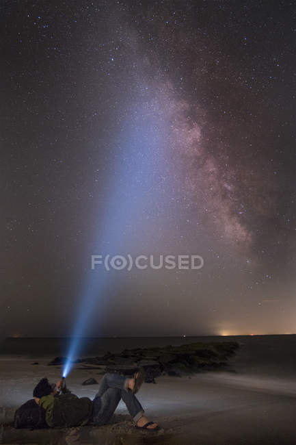 Man shining flashlight on starry sky, Cape May, New Jersey, EUA — Fotografia de Stock