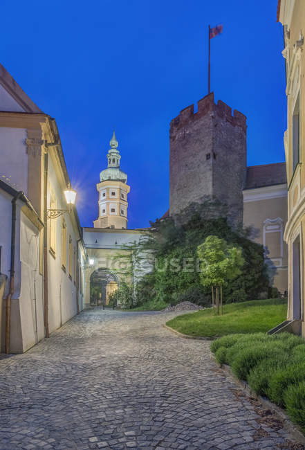 Callejón y torre iluminados, Mikulov, Moravia del Sur, República Checa - foto de stock