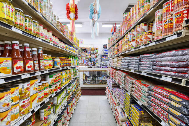 Cibo su ripiani di negozio di alimentari — Foto stock