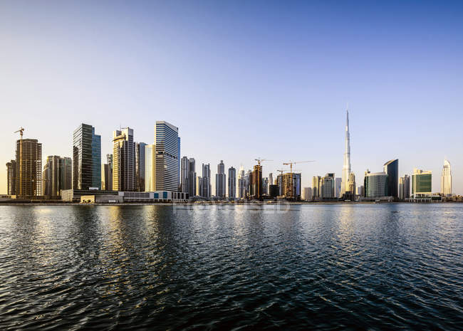 Dubai cidade skyline e beira-mar, Emirados Árabes Unidos — Fotografia de Stock