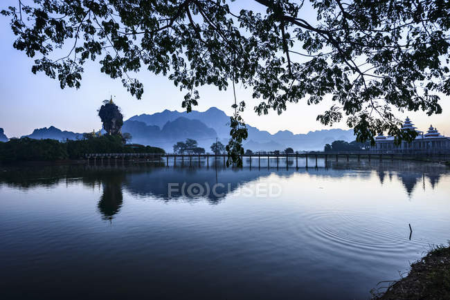 Montagne e riflessione ponte nel lago tranquillo, Hpa-an, Kayin, Myanmar — Foto stock