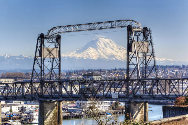 Snowy mountain viewed through urban bridge, Tacoma, Washington, United States — Stock Photo