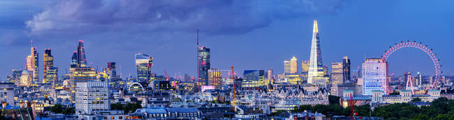 Vista panorâmica da paisagem urbana moderna iluminada, Londres, Grande Londres, Inglaterra — Fotografia de Stock