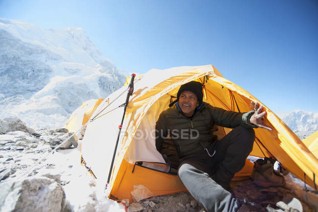 Hombre sentado en tienda de campaña base, Everest, glaciar Khumbu, Nepal - foto de stock