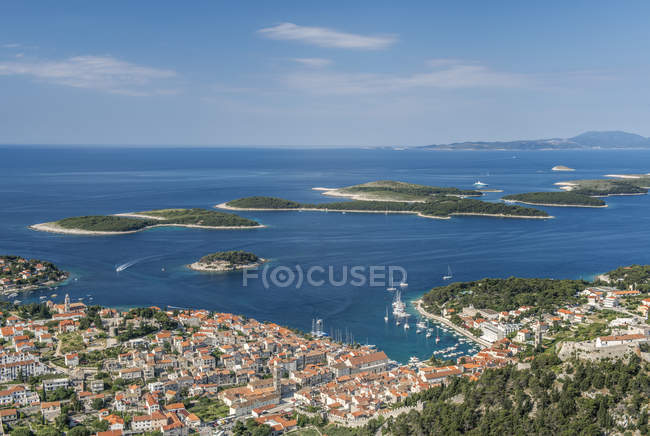 Vista aérea da cidade costeira e ilhas, Hvar, Split, Croácia — Fotografia de Stock