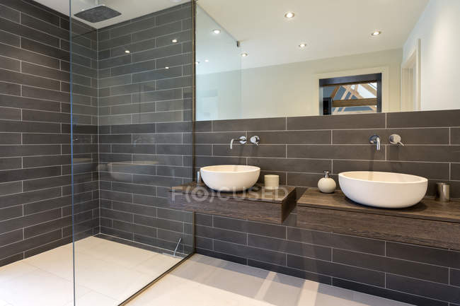 Pias e chuveiro no banheiro moderno, Oxford, Oxfordshire, Inglaterra — Fotografia de Stock