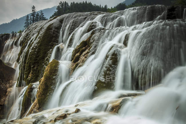 Belle cascade dans le paysage rural — Photo de stock