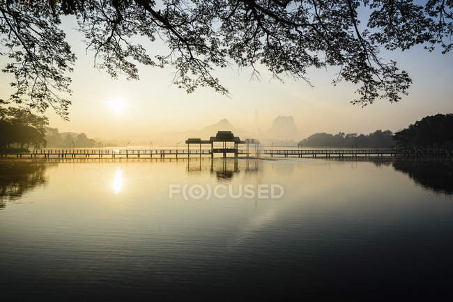 Alba sulle montagne e sul lago, Hpa-an, Kayin, Myanmar — Foto stock