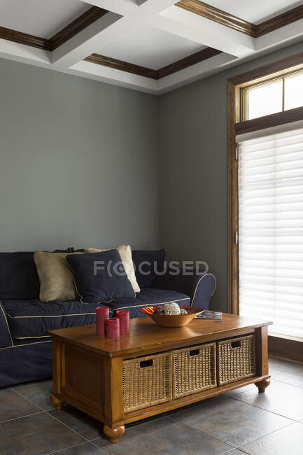 Sofa und Couchtisch im Wohnzimmer — Stockfoto