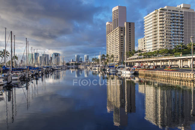 Cityscape and harbor reflected in urban bay, Honolulu, Hawaii, United States — Stock Photo
