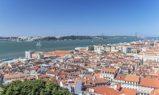Vista aérea del paisaje urbano de Lisboa, Lisboa, Portugal - foto de stock