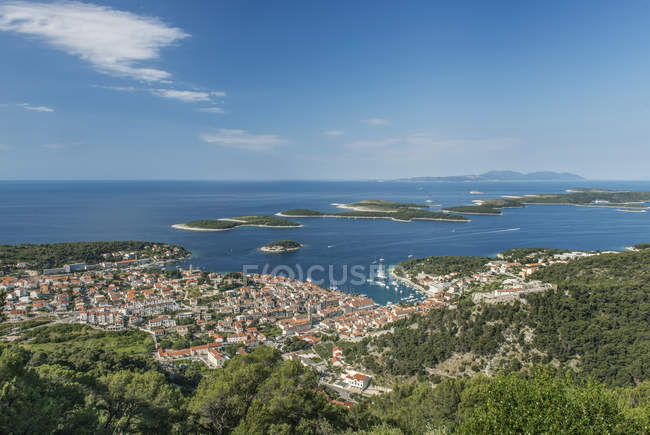 Vista aérea de la ciudad costera y ladera, Hvar, Split, Croacia - foto de stock