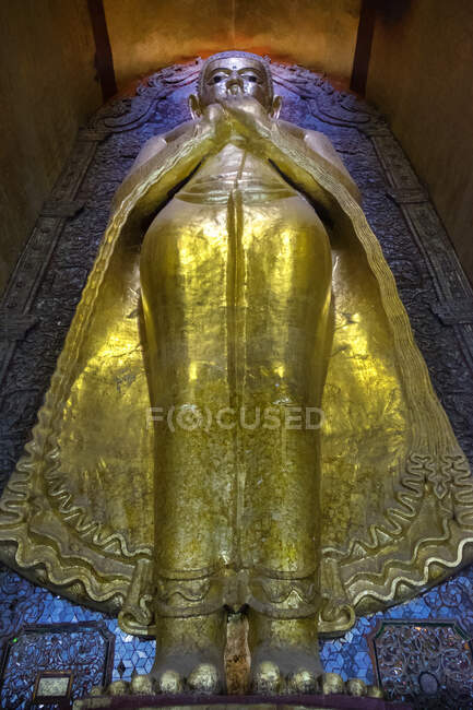 Estátua dourada no templo, vista de ângulo baixo — Fotografia de Stock