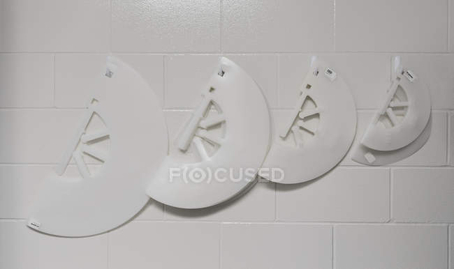 Gros plan des cônes chirurgicaux accrochés au mur de l'hôpital vétérinaire — Photo de stock