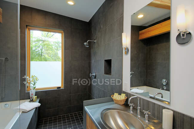 Ducha y lavabo en baño moderno - foto de stock
