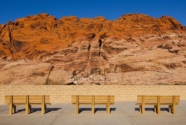 Bancos del parque frente a Red Rock Canyon, Nevada, Estados Unidos - foto de stock