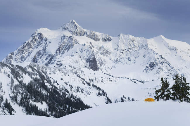 Rocky mountain overlooking snowy landscape, Mount Shuksan, Washington, USA — Stock Photo