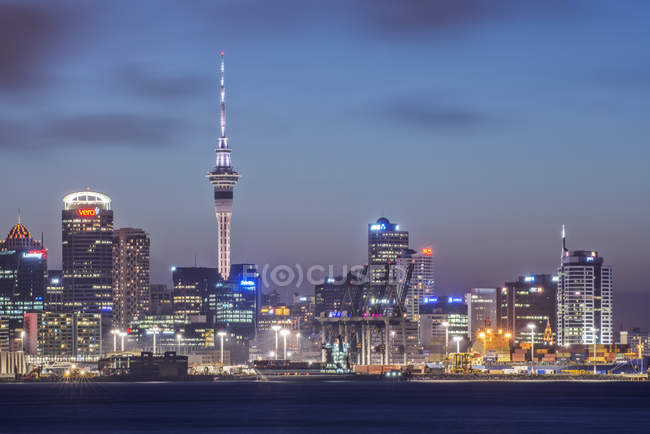 Ciudad de Auckland skyline iluminado por la noche, Nueva Zelanda - foto de stock