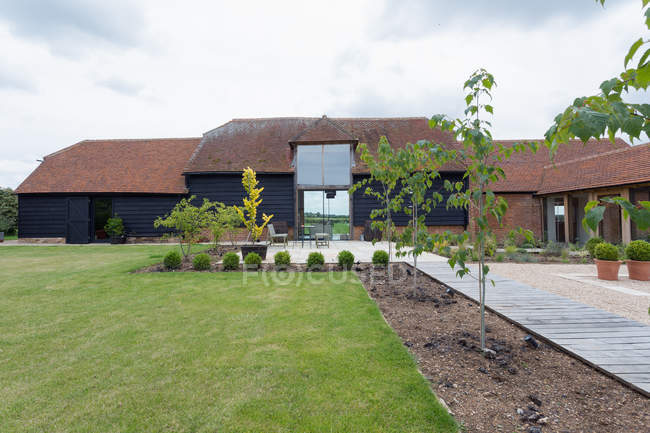 Кофферный двор переоборудованного амбарного дома в Оксфордшире, Великобритания — стоковое фото