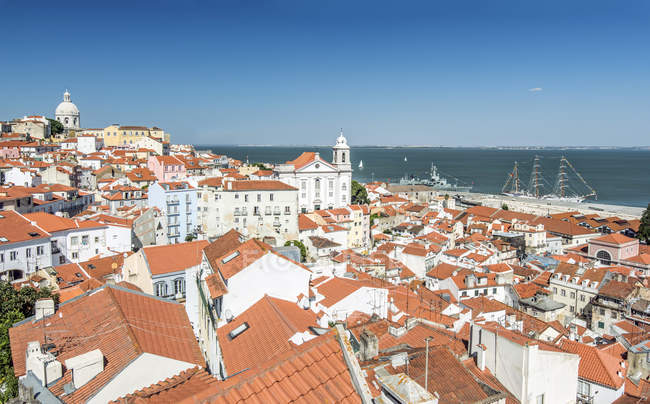 Vista aérea del paisaje urbano de Lisboa, Lisboa, Portugal - foto de stock
