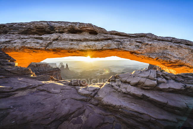Sun rising over mesa arch, Canyonlands, Utah, Estados Unidos - foto de stock