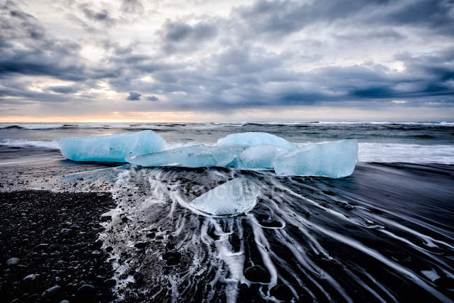 Glaciar a lavar-se na praia remota, Islândia — Fotografia de Stock